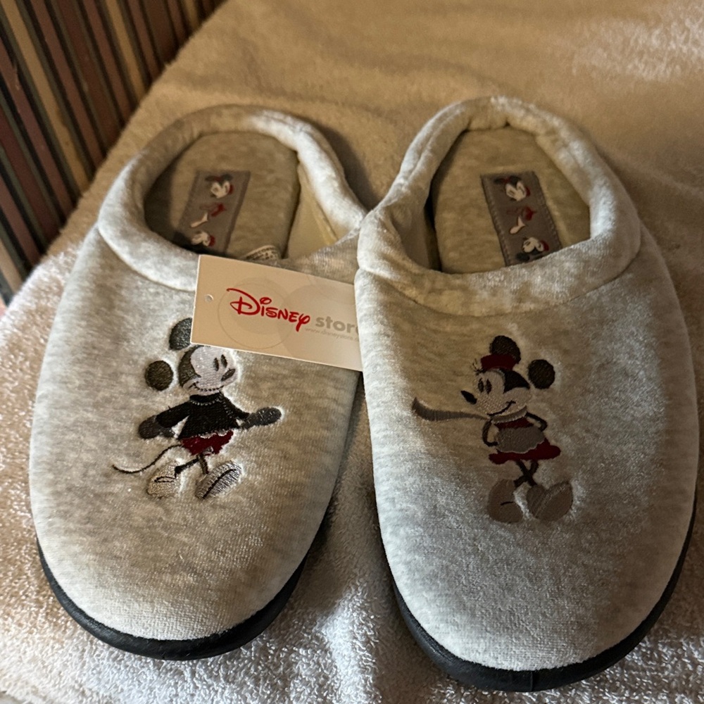 Disney Store Grey Minnie & Mickey women’s ' Slip-On slippers size m 7-8